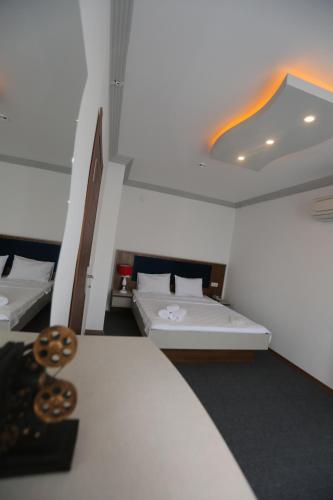 Una cama o camas en una habitación de TEVETOGLU HOTEL