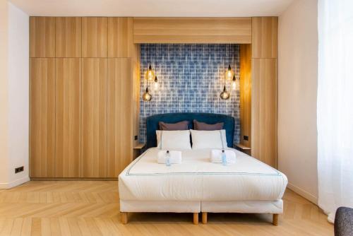 une chambre avec un lit avec deux bougies dessus dans l'établissement Cosy & Luxury Kléber Trocadéro Arc de Triomphe, à Paris