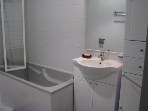 une salle de bain avec un lavabo et une baignoire dans l'établissement LES BERNACHES, au Crotoy