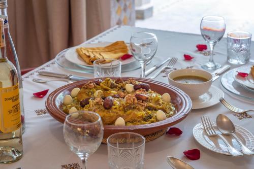Una mesa con un tazón de comida encima de una mesa. en Riad Azahar, en Marrakech