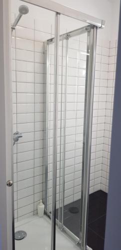 um chuveiro com uma porta de vidro na casa de banho em Bubu Beach 2-B em Los Cristianos