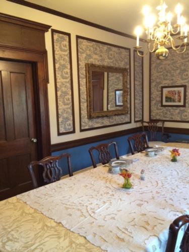 jadalnia z dużym stołem i krzesłami w obiekcie Antique Mansion B & B w mieście Rutland