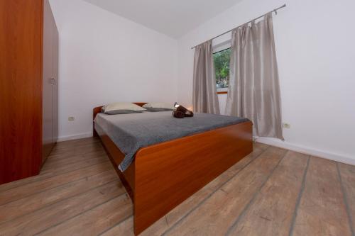 Ένα ή περισσότερα κρεβάτια σε δωμάτιο στο Apartmani Lana