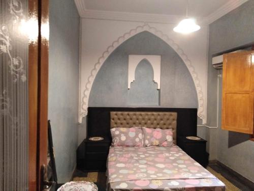 Un pat sau paturi într-o cameră la Dar Rmila 4