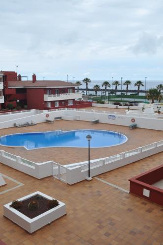 una gran piscina en la azotea de un edificio en Apart. Nala, Puertito Güímar Beach en Puertito de Güímar
