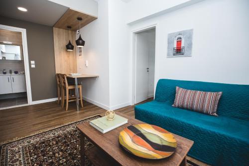 uma sala de estar com um sofá azul e uma mesa em Ziva Apartment - 4th floor - Renovated 2019 em Atenas