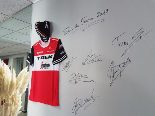 a jersey on a wall with writing on it at Hôtel Les Rives D'Allier in Mazeyrat-d'Allier