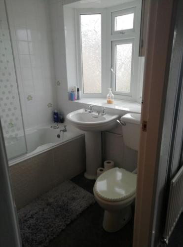 Private bedroom in a detached bungalow tesisinde bir banyo