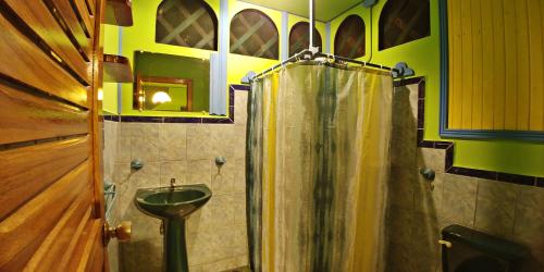 a bathroom with a shower and a sink at Cabinas Casa Dolce Vita in Puerto Viejo