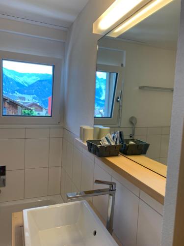 bagno con lavandino e specchio di Haus Baracca a Vella