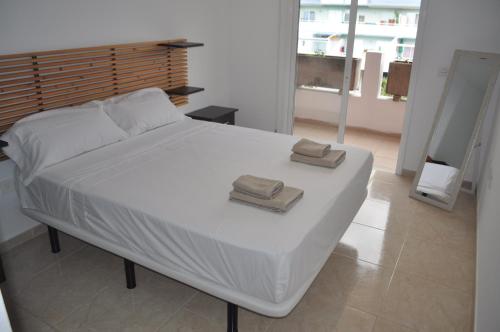 Łóżko lub łóżka w pokoju w obiekcie Apart. Nala, Puertito Güímar Beach
