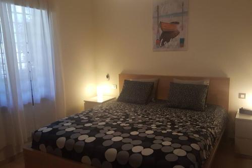 een slaapkamer met een bed en een raam bij Bel appartement avec vue sur mer in Arona
