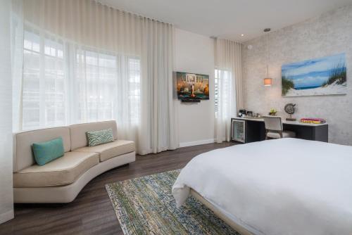マイアミビーチにあるザ マリン ホテルのベッドルーム(大型ベッド1台、ソファ付)