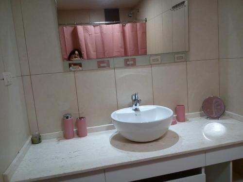 瓜亞基爾的住宿－LUXURY APARTMENT PUERTO SANTA ANA GUAYAQUIL，浴室设有白色水槽和镜子