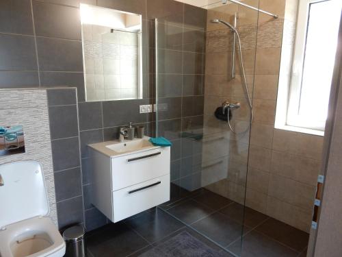 Un baño de Apartmány U Evy