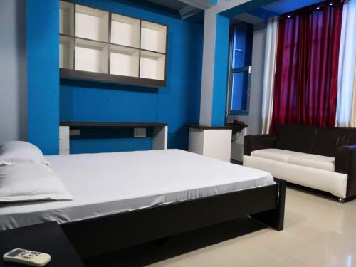 Un pat sau paturi într-o cameră la Maurya Royal