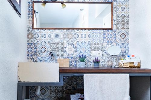 烏貝達的住宿－Alojamiento San Nicolas，浴室设有梳妆台和墙上的镜子
