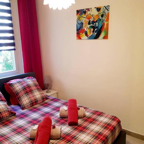 - une chambre avec 2 lits jumeaux et des couettes rouges dans l'établissement L'Annexe d'Alèzen T2 Centre historique WIFI CLIMATISATION, à Salon-de-Provence