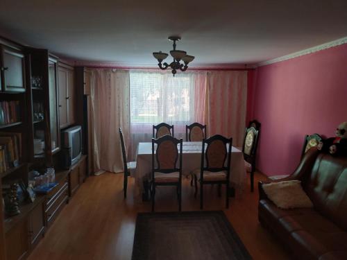 コロチャバにあるСадиба "У Радівілова"のリビングルーム(テーブル、椅子、ソファ付)