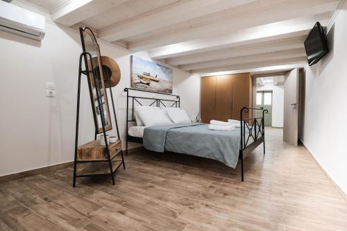 1 dormitorio con cama, TV y escalera en Old Town Diamond, en Rodas