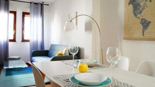 een eettafel met 2 glazen en een witte tafel bij Alojamiento La Senda in Toledo