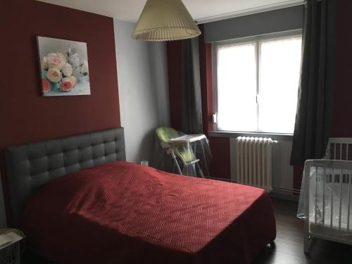 - une chambre avec un lit rouge et une fenêtre dans l'établissement NIBENAMA, à Gérardmer
