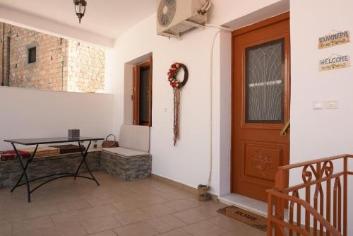 une chambre avec une porte, une table et une table dans l'établissement Karinia Home, à Leonidio