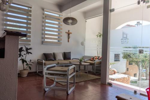 uma sala de estar com um sofá e uma mesa em Casa Treveris - Non profit Hostel em Sucre