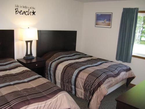 Ένα ή περισσότερα κρεβάτια σε δωμάτιο στο Put-in-Bay Poolview Condo #6