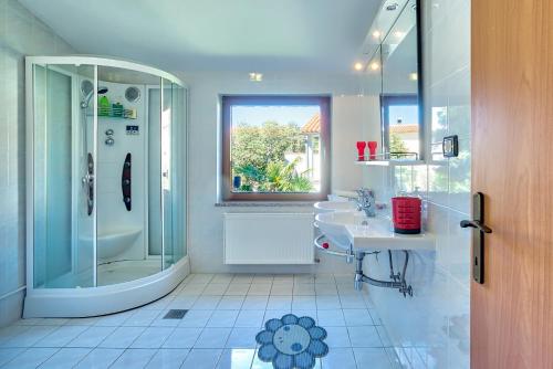 uma casa de banho com um chuveiro e um lavatório. em Villa Valentina em Premantura