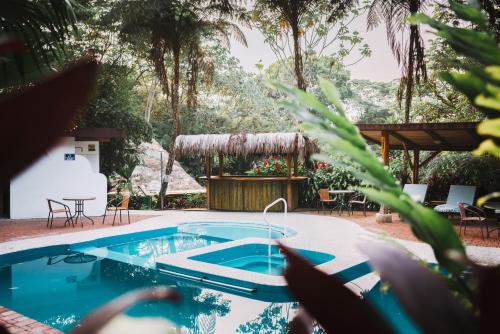 A piscina localizada em Huasquila Amazon Lodge ou nos arredores