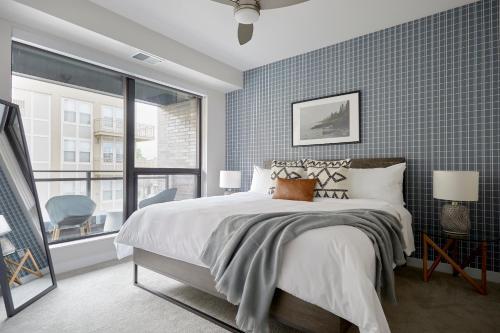 sypialnia z dużym łóżkiem i oknem w obiekcie Sonder at REVEL w mieście Minneapolis