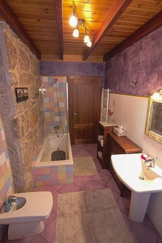 a bathroom with a tub and a sink and a toilet at A Casa da Carballa in Ponteareas