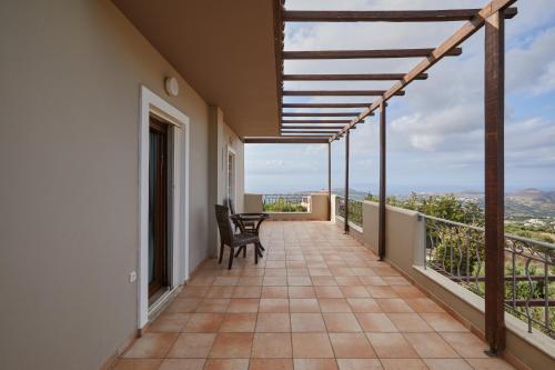 En balkon eller terrasse på Serapis Country House on the hill above Heraklion Off grid