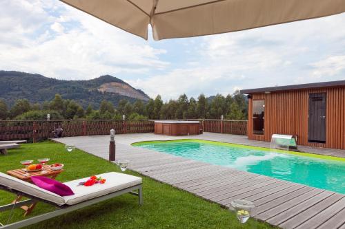 a backyard with a swimming pool and a house at Apartamentos Ea Astei in Ea