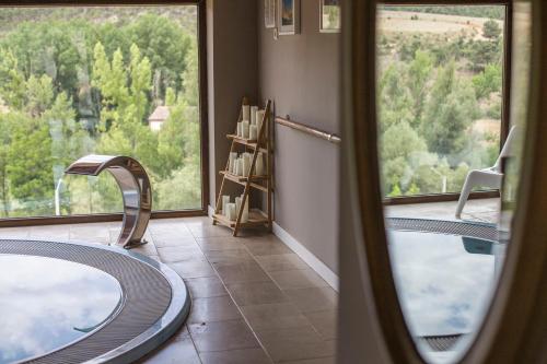 baño con 2 lavabos y ventana grande en Apartamentos Rurales de la Sexma del Sabinar, en Corduente