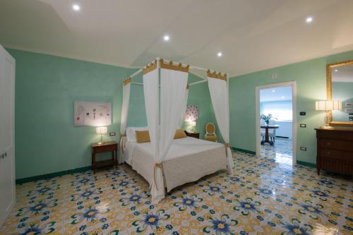 Postel nebo postele na pokoji v ubytování L' Araba Fenice Hotel & Resort