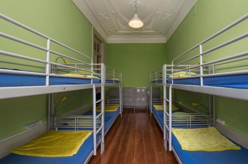 Oporto Sky Hostel emeletes ágyai egy szobában