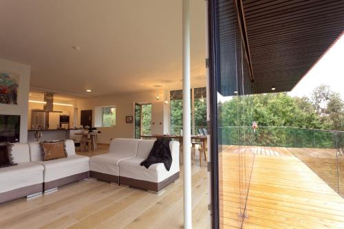 a living room with white furniture and a sliding glass door at Apartamentos Ea Astei in Ea