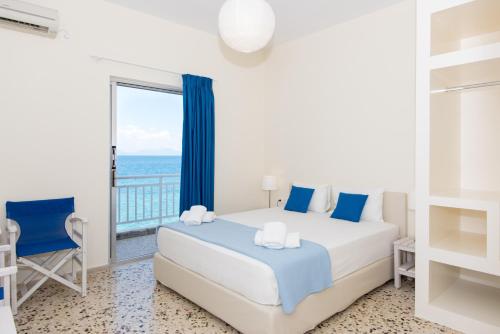 MelíssionにあるSpacious apartment on the beachfrontのベッドルーム1室(ベッド1台、大きな窓付)