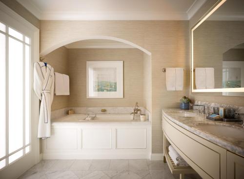 baño con 2 lavabos y bañera grande en Montage Laguna Beach en Laguna Beach