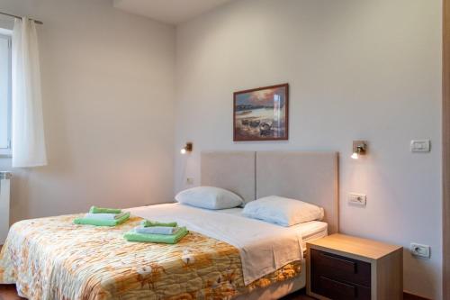 ein Schlafzimmer mit einem Bett mit zwei Kissen darauf in der Unterkunft House Mia in Ližnjan