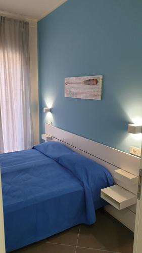 Een bed of bedden in een kamer bij Marina bay house