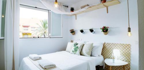 Кровать или кровати в номере ROQUETAS BEACH HOUSE Apartamento fresco con Piscina