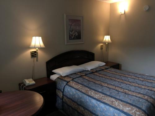 Ένα ή περισσότερα κρεβάτια σε δωμάτιο στο Travellers Inn
