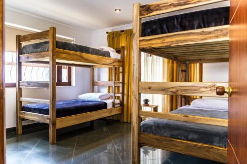 Voodi või voodid majutusasutuse Nibiru Hostel toas