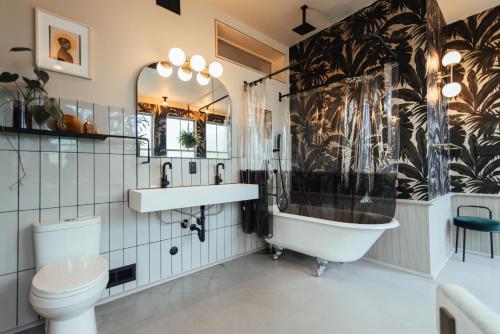 Un baño con bañera, inodoro y lavabo. en DREAMERS bnb, en Wilmington