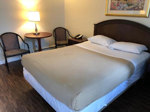Ένα ή περισσότερα κρεβάτια σε δωμάτιο στο Travellers Inn
