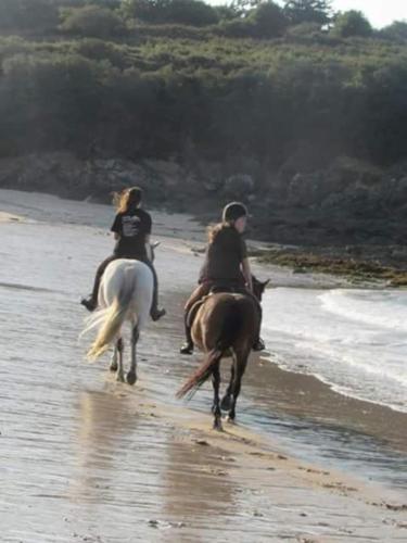 - 2 personnes à cheval sur la plage dans l'établissement bulle de bonheur a 500 m pas de la plage, à Cancale