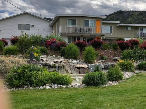 Gallery image of Holiday Beach Resort Motel in Okanagan Falls